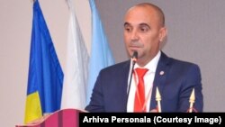Iulian Pope, prim-vicepreședinte Sanitas România, spune că actul medical nu trebuie condiționat în niciun fel de către lucrătorii din sistemul medical, însă nu există vreun regulament care să interzică acest lucru în spitale. 