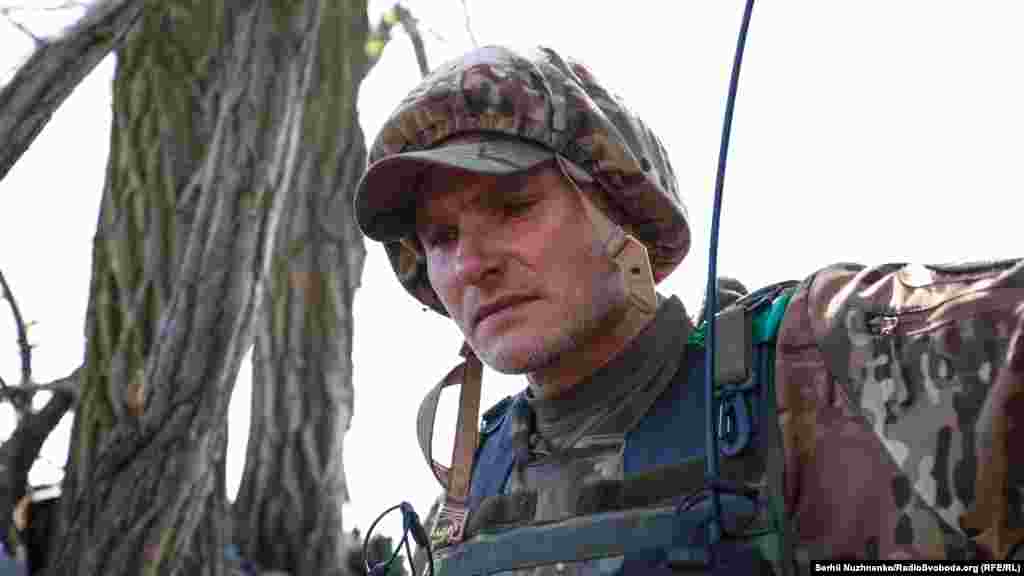 Володимир (49 років), до повномасштабного вторгнення працював на будівництві у Варшаві. «Потребуємо допомоги. Здорові хлопці, які, на жаль, зараз ховаються. Знаємо таких. Мені було б соромно поводитися так. В них своє життя, а я вибрав своє»