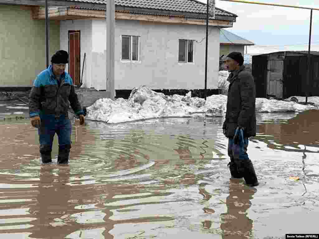 Жители села Коянды стоят во дворе, подтопленном талой водой. Населенный пункт в пригороде столицы несколько дней борется с паводками. Сельчане, недовольные действиями властей по устранению последствий наводнения, выходили на улицу, перекрывали дорогу. Шестерых оштрафовали, вменив им «участие в незаконном митинге» 
