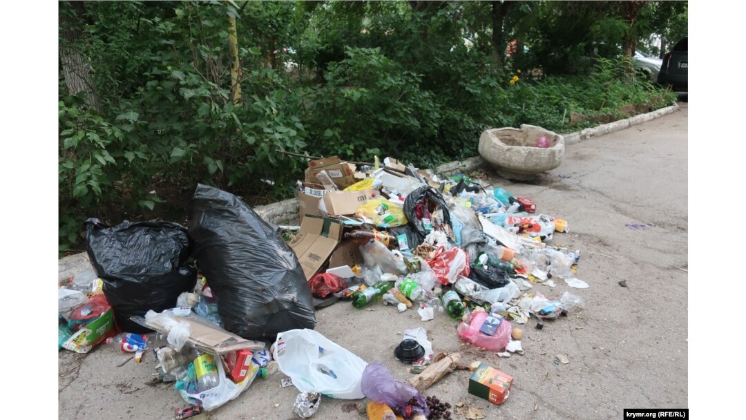 Сміття у Феодосії, липень 2023 року