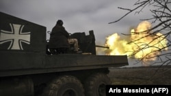 Українські військовослужбовці обстрілюють позиції армії РФ поблизу Бахмута із зенітної установки S60 20 березня 2023 року, ілюстративне фото