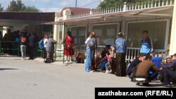 Nobata duran adamlar. Türkmenistan (Illýustrasiýa suraty) 
