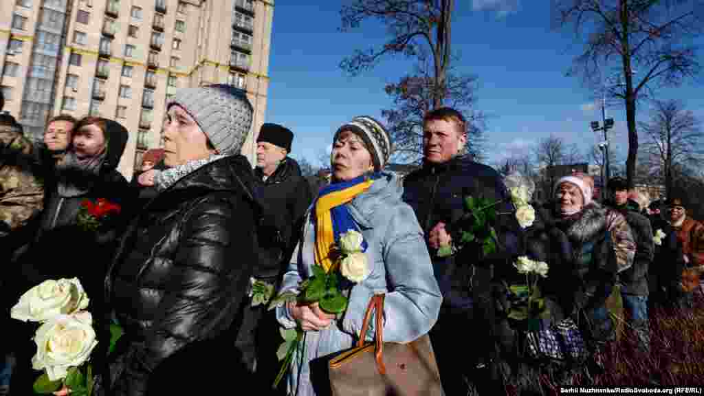 Декілька сотень людей, серед яких були родини загиблих та учасники подій Революції гідності, прийшли вшанувати пам'ять загиблих
