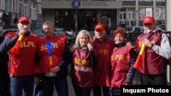 Angajați ai Poștei Române din mai multe orașe ale țării au cerut în stradă salarii mai mari. 
