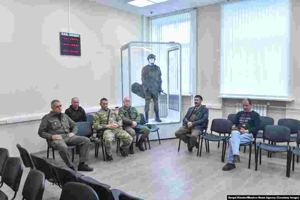 Bărbați în interiorul biroului militar din Moscova. În data de 10 aprilie, Duma de Stat a Rusiei a aprobat o lege care conferă convocărilor digitale la recrutare aceeași greutate juridică ca și documentelor înmânate recruților, ceea ce le face practic imposibil de evitat.