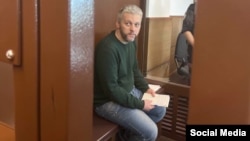 Fostul ofițer de poliție Serghei Vedel, născut în Ucraina, a vorbit la telefon cu un prieten ucrainean al tatălui său, în vârstă de 67 de ani. Urmarea a fost că această convorbire a dus la incriminarea sa. 