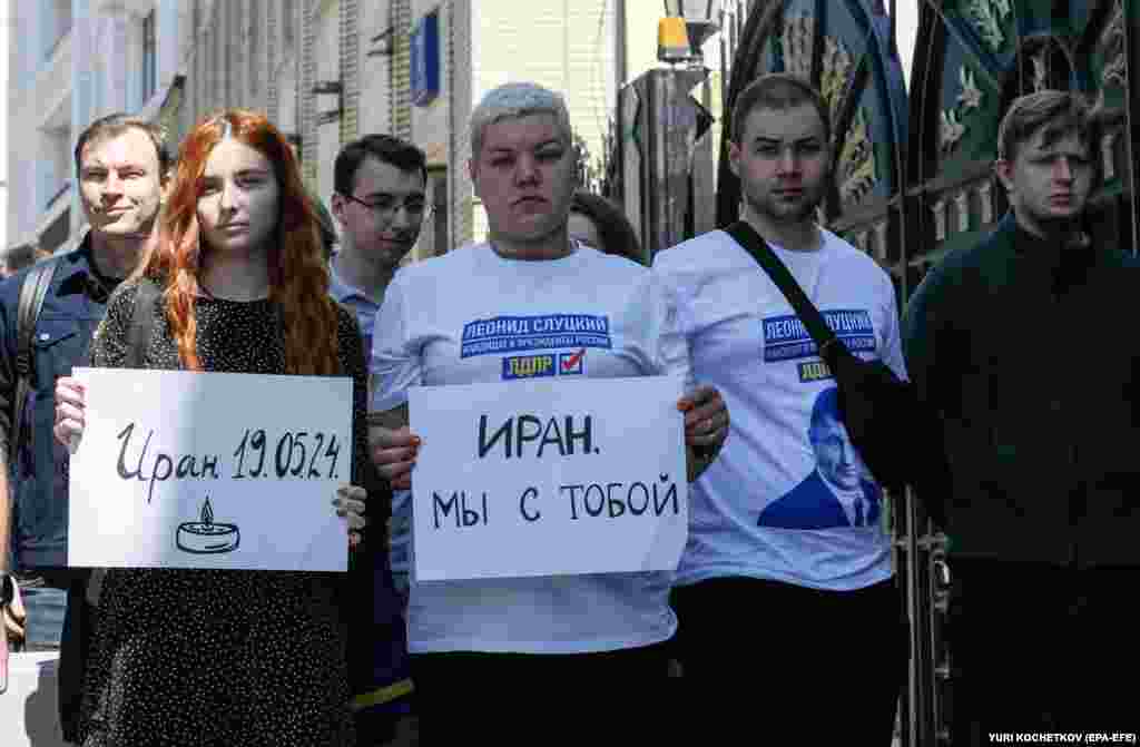 Москвадагы элчиликтин жанында “Иран - 19.05.2024” жана “Иран, биз сени мененбиз” деп жазылган плакаттарды кармап тургандар. 