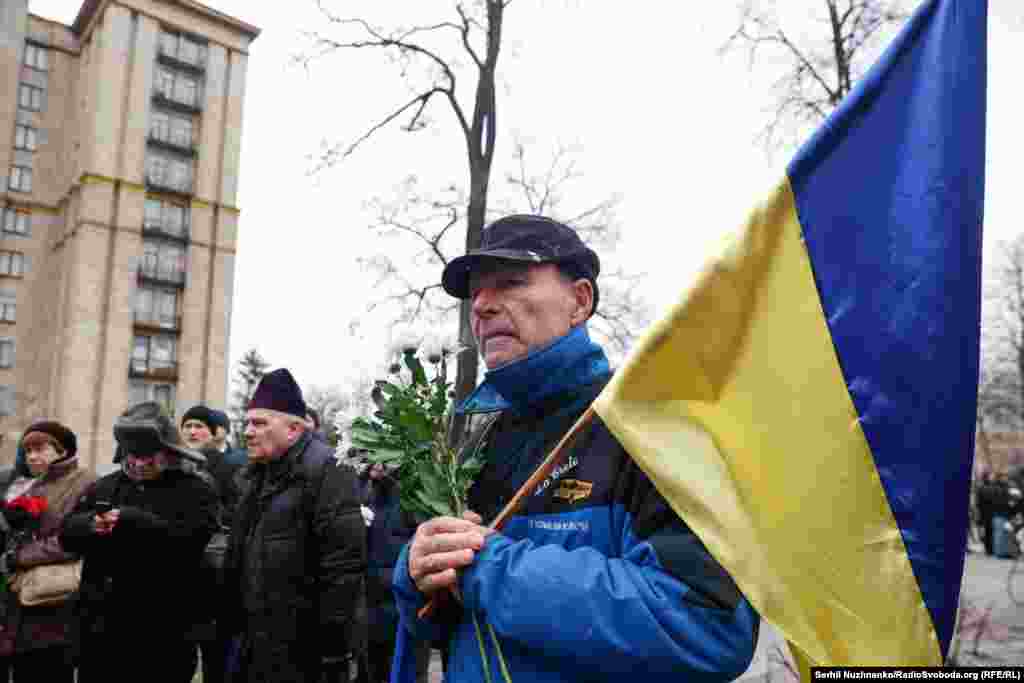 Декілька сотень людей, серед яких були родини загиблих та учасники подій Революції гідності, прийшли вшанувати пам'ять загиблих