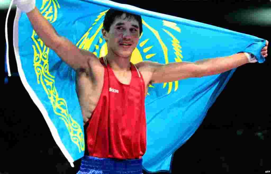 Боксер Бекзат Саттарханов (57 килограммов) стал чемпионом Олимпиады в Сиднее в 2000 году. Ему было 20 лет. 31 декабря 2000 года Саттарханов погию в дорожной аварии возле Шымкента