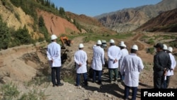 Өткөн айда министр Бообек Ажикеев орусиялык "Росатом" ишканасынын өкүлдөрү менен Жумгалда уран калдыктарын көчүрүү иштери менен таанышкан.