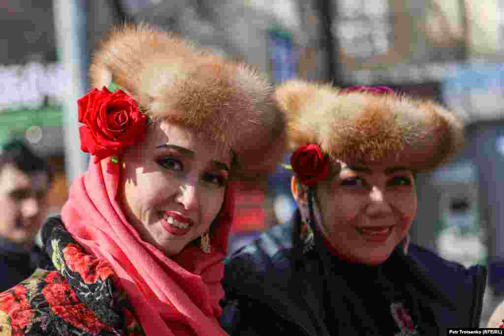 Мерекелік шеруге қатысушылар. 