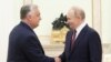 Президент Росії Володимир Путін тисне руку прем'єр-міністру Угорщини Віктору Орбану під час зустрічі в Кремлі в Москві, 5 липня 2024 року