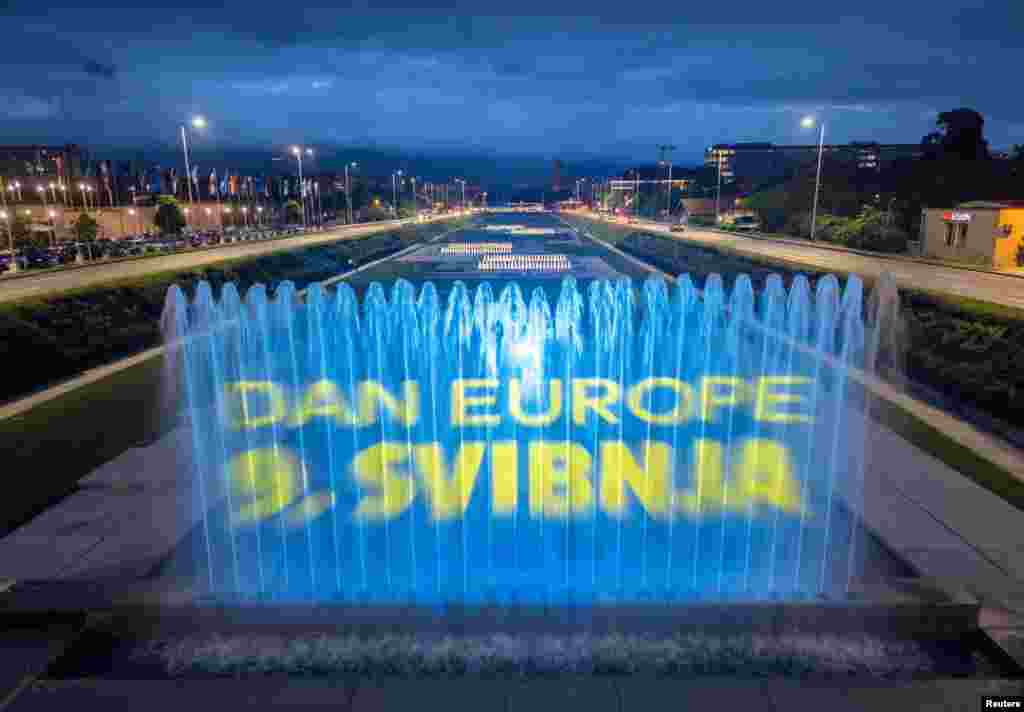 Un mesaj proeuropean proiectat pe o fântână din Zagreb, Croația, de Ziua Europei. Croația a intrat în UE în 2013.