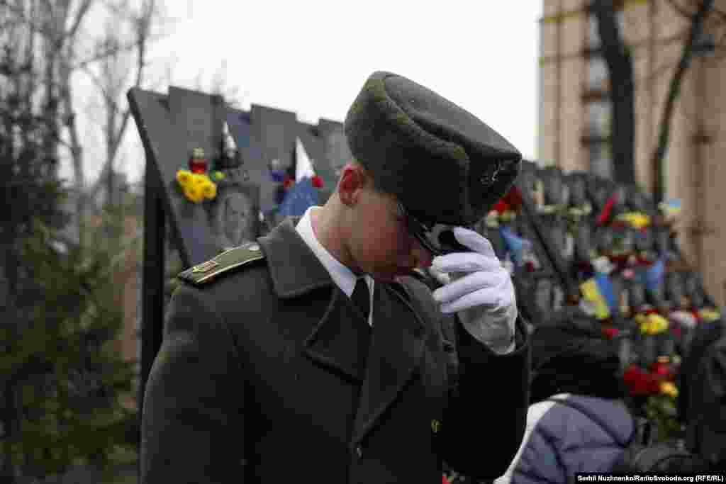 «Сьогодні рішення абсолютно не задовольняє. Більше того, скажу, мене аж трусить, тому що неочікувано. Два «беркутівці», яких відпустять. Ну, питання, чи вони не вчиняли тиск на суд, якщо суд ухвалив таке рішення, попри те, що напарники («беркутівців», яких виправдали – ред.) воюють на стороні так званої «ДНР» (незаконне збройне угруповання, контрольоване РФ – ред.). Абсурд. Рішення будемо оскаржувати, апеляція буде 100% і доб’ємося справедливості», – сказав після судового засідання у коментарі Радіо Свобода Юрій Аксенин, син Героя Небесної сотні Василя Аксенина