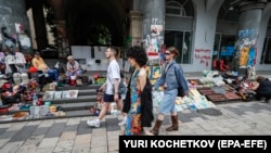  În România, mulți tineri cred că absolvirea unei facultăți nu le aduce și garanția unui loc de muncă bine plătit. 