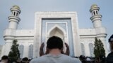Мужчина на утренней молитве в честь праздника Ораза-айт у Центральной мечети Алматы