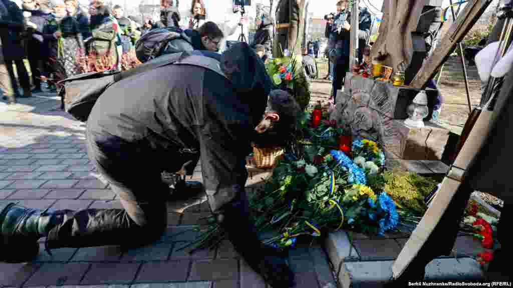 105 героям Небесної сотні посмертно присвоїли звання «Герой України», а троє іноземців – громадянин Білорусі Михайло Жизневський і громадяни Грузії Зураб Хурція і Давид Кіпіані – посмертно нагороджені орденами Героїв Небесної сотні