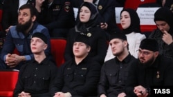 Нохчийчоьнан куьйгалхочун бераш: Эли, Адам, Ахьмад, мехкан культурин министр Кадырова Iайшат, Табарик, ХутIмат 