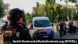 Слідство встановило, що під час перебування в слідчому ізоляторі та перевезення до суду посадовці київського СІЗО та військові Нацгвардії не обшукали підозрюваного та не перевіряли його речі