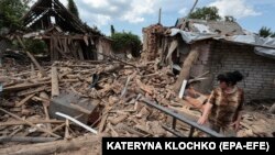  Місцева жителька Олена оглядає уламки свого будинку після обстрілу в Оріхові, поблизу лінії зіткнення в Запорізькій області, 10 червня 2024 року