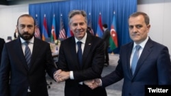 ԱՄՆ պետքարտուղար Էնթոնի Բլինքենը Վաշինգտոնում ողջունում է Հայաստանի և Ադրբեջանի արտգործնախարարներ Արարատ Միրզոյանին և Ջեյհուն Բայրամովին, 1-ը մայիսի, 2024թ.