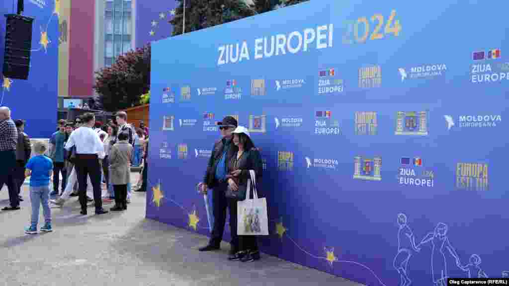 Cetățenii Republicii Moldova se imortalizează în fața unui panou creat special în cinstea Zilei Europei. 