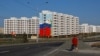 Маріуполь, новозведені російські будинки з агітаційними муралами, вересень 2023 року 