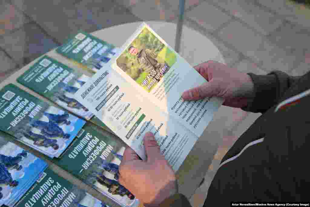 Broșurile distribuite de recrutori susțin că cei care se înscriu vor primi o sumă forfetară inițială de 195.000 de ruble (2.390 de dolari), urmată de salarii de până la 340.000 de ruble pe lună (4.160 de dolari) pentru a lua parte la ceea ce Kremlinul numește o „operațiune militară specială” în Ucraina.