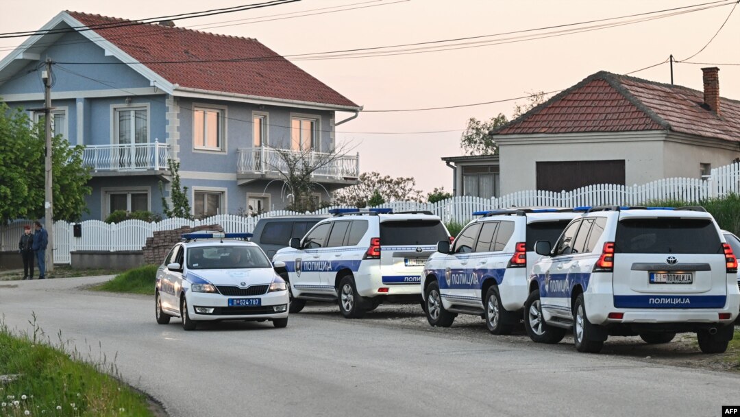 Полиција го блокираше патот во селото Дубона во близина на градот Младеновац, Србија, 5 мај 2023 година.