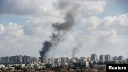 В Ашкелоні ( Ізраїль) дим піднімається після ракетних обстрілів, які були запущені з Гази, 7 жовтня 2023 року