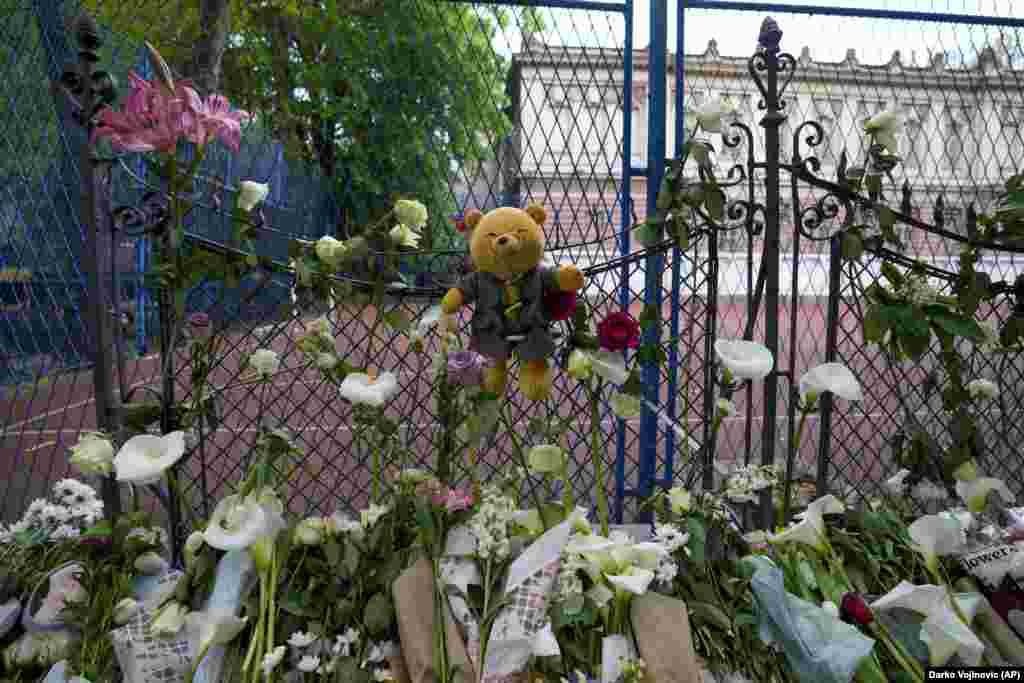 Белграддагы Владислав Рыбникар мектебинин жанында 13 жаштагы өспүрүмдүн огунан өмүрү кыйылгандардын элесине коюлган гүлдөр менен оюнчуктар. 4-майда өспүрүм мектептин кароолчусу жана бир нече классташын атып салгандан кийин кармалган. Бир нече бала менен мугалим ооруканага түшкөн. (AP Photo/Darko Vojinovic)