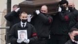 Проститься с Алексеем Навальным пришли тысячи людей, они стоят в очередях на улицах и во дворах на подходах к храму. Пришедшие люди скандировали лозунги: &quot;Нет войне&quot;, &quot;Не забудем&quot;, &quot;Не простим&quot;, &quot;Ты не боялся, и мы не боимся&quot;, &quot;Путин &ndash; убийца&quot; и &quot;Россия без Путина&quot;.&nbsp;<br />
Проститься с Алексеем Навальным приехали бывший мэр Екатеринбурга Евгений Ройзман, а также Борис Надеждин и Екатерина Дунцова, пытавшиеся зарегистрироваться в качестве антивоенных кандидатов на выборах президента России. В Марьино прибыла посол США Линн Трейси, а также послы Германии и Франции
