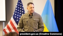 За даними WSJ, голова Офісу президента Андрій Єрмак відвідує Вашингтон, щоб налагодити відносини з помічниками Трампа