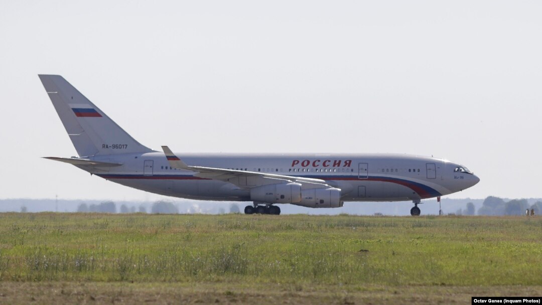 Cursa aeriană a fost autorizată să aterizeze și să decoleze în România în baza regulamentelor UE și a Convenției de la Viena privind relaţiile diplomatice. Aeronava Ilyushin IL-96 pe Aeroportul Internațional Otopeni, România, 1 iulie 2023.