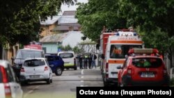 Poliția a trimis echipe de negociatori și, după o zi, bărbatul a acceptat să vorbească cu avocata sa, Zamfira Stepanescu. La scurt timp, și-a eliberat fetița și s-a predat.