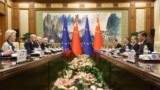 Переговоры европейских и китайских руководителей. На переднем плане слева - глава Еврокомиссии Урсула фон дер Ляйен, справа - председатель КНР Си Цзиньпин