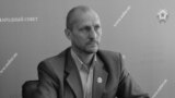 Олег Попов, 1972-2023.<br />
<br />
Попов родился в Луганской области Украины. Владел бизнесом по производству трикотажных изделий. Примкнув к поддерживаемым Россией сепаратистам, он стал де-факто депутатом &laquo;парламента&raquo; квазигосударственного образования на контролируемой сепаратистами территории Луганской области.<br />
<br />
В сентябре 2022 года в Сети появилась информация о его &laquo;смерти&raquo;. Это был фейк. Позже сепаратистские власти заявили, что намеренно распространили новость, чтобы раскрыть заговор с целью убийства. В декабре 2023 года Попов был <a href="https://d3qo0yjg8krrnr.cloudfront.net/a/v-luganske-vzorvan-avtomobilj-deputata-lnr-olega-popova/32717923.html" target="_blank">убит </a>в Луганске. По <a href="https://www.pravda.com.ua/eng/news/2023/12/6/7431918/" target="_blank">сообщениям</a>, спрятанное в его машине взрывное устройство привела в действие группа украинских спецназовцев<br />
&nbsp;