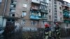 Місцеві&nbsp;&nbsp;жителі стоять біля воронки, яка з&rsquo;явилася після вибуху російського БПЛА &laquo;Шахед
