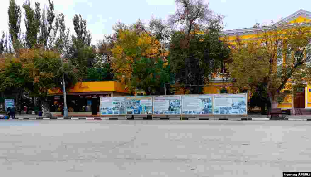 Інформаційна стійка, встановлена в рамках святкування у Феодосії 2550-річчя, розповідає про події Другої світової війни та надання Росією звання Феодосії «місто воєнної слави»