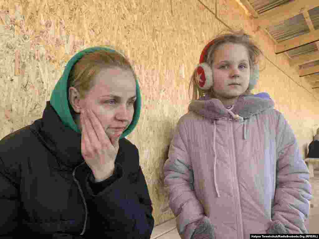 Оксана Мозгова з трьома дітьми 7, 12 і 13 років 14 березня втекла з Харкова. Жінка втратила роботу в аудиторській фірмі, в Європі нікого з рідних чи друзів не має. Оксана планує повернутись в Україну і сподівається, що будинок, де вона проживає, вціліє