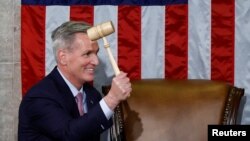 Kevin McCarthy o înlocuieşte pe democrata Nancy Pelosi. Mandatul lui în fruntea Camerei Reprezentașilor va fi unul foarte dificil.