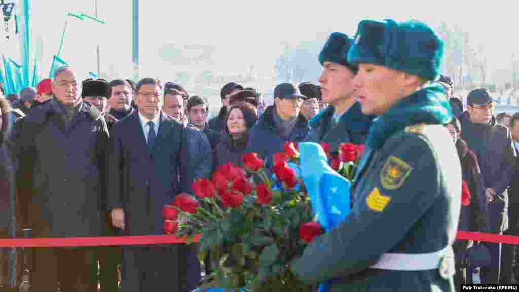 Қала әкімі Ерболат Досаев гүл қою рәсімінде. 