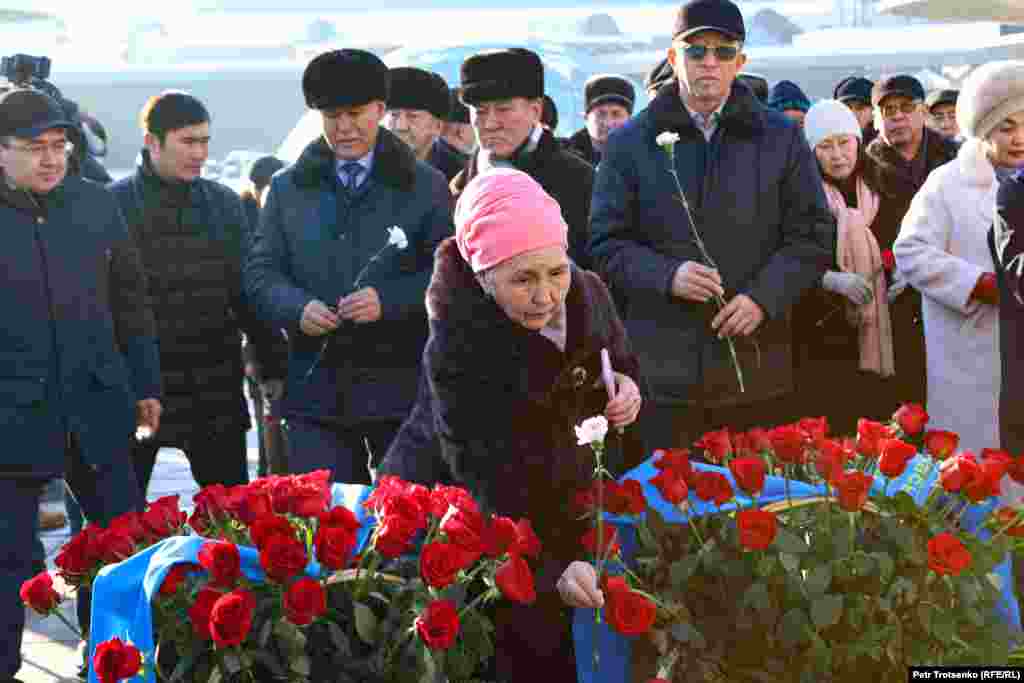 Алматыда Тәуелсіздік күніне арналған ресми шара таңғы 10-да басталды. Қаладағы тәуелсіздік монументіне әкімдік шенеуніктері, 1986 жылғы Желтоқсан оқиғасының қатысушылары, ауған соғысының ардагерлері келді. 