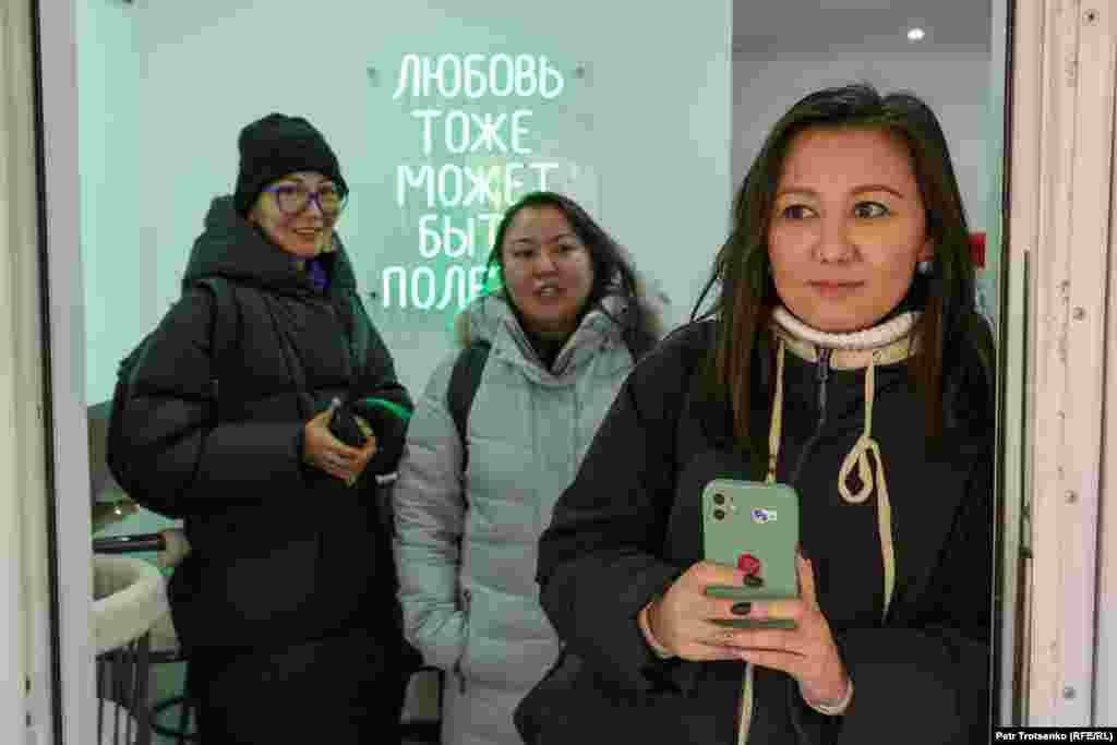 Тәуелсіздік монументінен 200 метр жерде мүлде басқа оқиға болып жатты. Күләш Байсейтова көшесіндегі кафенің бірінде "Oyan, Qazaqstan" қозғалысының белсенділері полициядан тығылып отырды. Олар да Республика алаңында акция өткізуді жоспарлаған. - Мені таңертеңнен бері үйімнің маңында аңдыды, бірақ мен такси шақырып, алаңға шықтым. Ал мені аңдыған көлік таксидің артынан алаңға дейін еріп келді, - дейді белсенді Жанель Шахан.