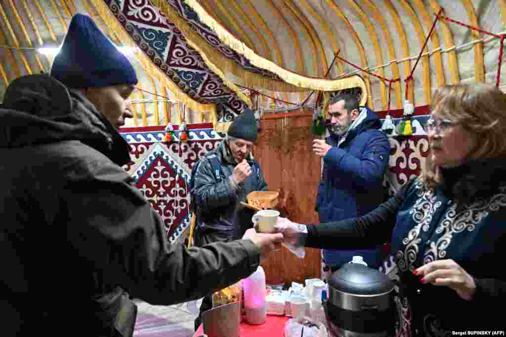 Украинанын маалымат каражаттары жазгандай, "Сынбас" пункту Казакстандын Украинадагы элчилигинин колдоосу жана боорукер жарандардын демилгеси менен ачылган. 