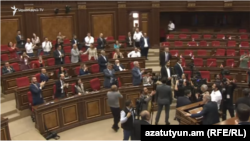 Оппозиция покидает зал заседаний парламента (архив)