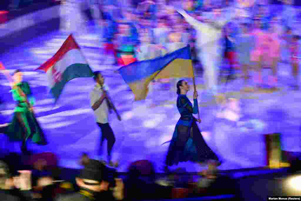 Артисты несут флаги Венгрии и Украины во время Международного детского циркового фестиваля "Яскрава Арена Днепр" в Будапеште.