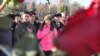 Тәуелсіздік ескерткішіне гүл қою
