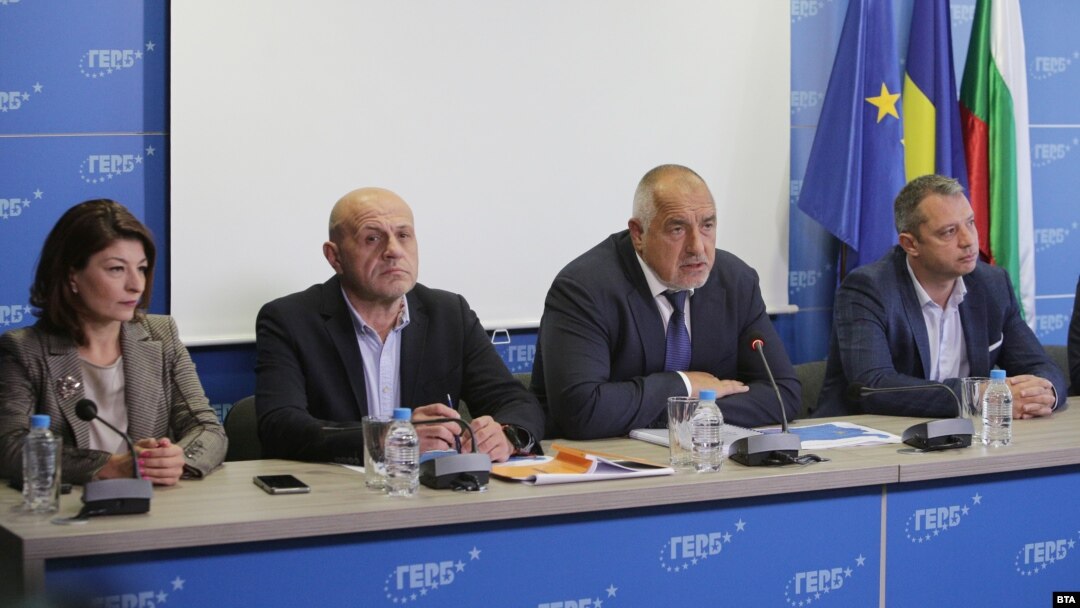 Пресконференцията на ГЕРБ във вторник протече на фона на българското, европейското и украинското знаме.