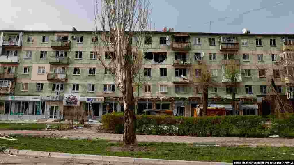 Людей не видно. Будинки пошкоджені. Вулиці Сєвєродонецька,16 квітня 2022 року 